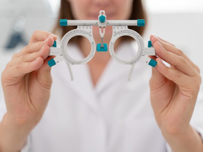 doctora-trabajando-su-clinica-oftalmologia doctora-trabajando-su-clinica-oftalmologia