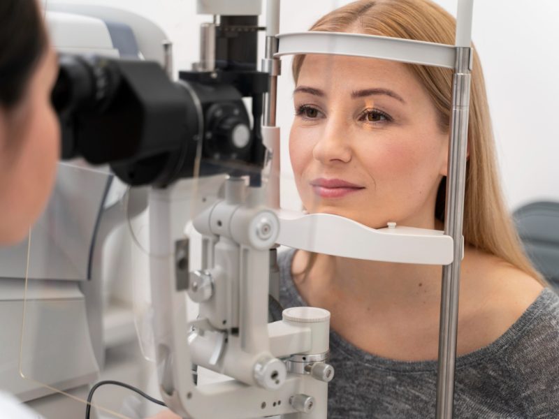 mujer-ojos-consultar mujer-ojos-consultar